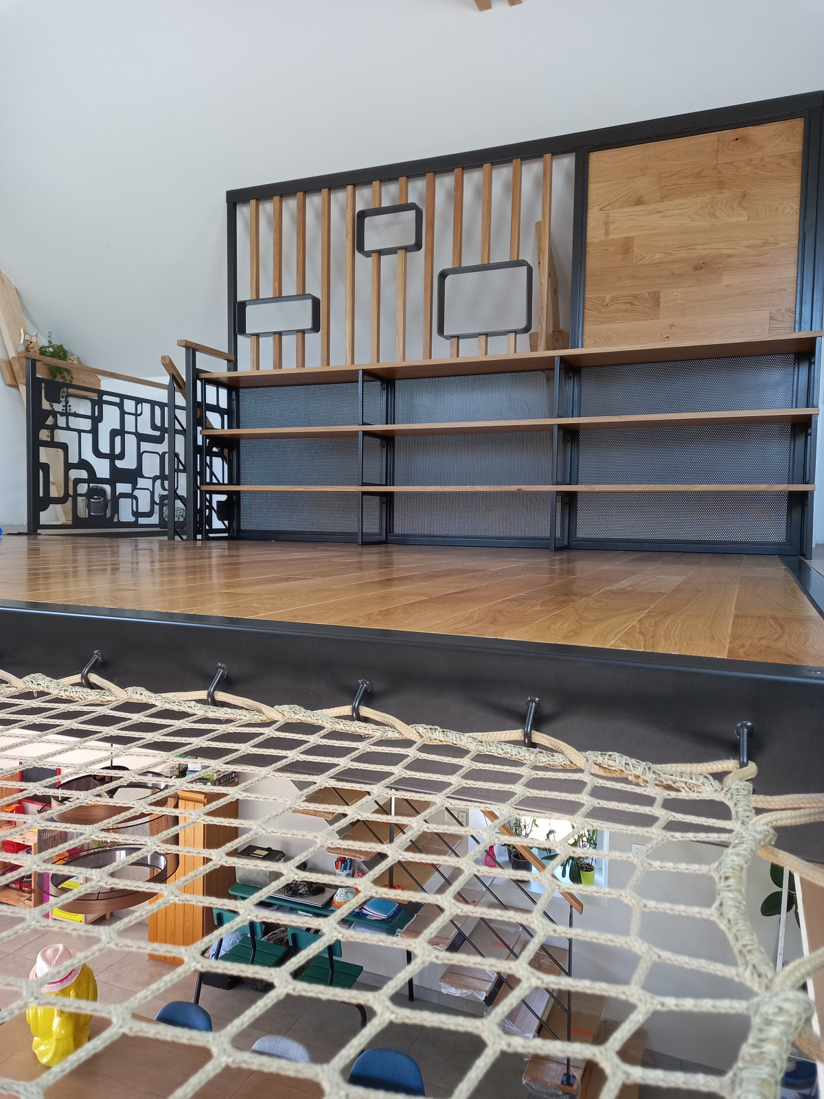 Espace rangement sur mesure en acier, chêne vitrifiée 2 couches. Deux-Evaille 53150.