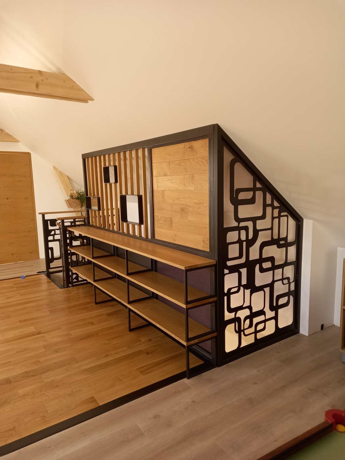 Espace rangement sur mesure en acier, chêne vitrifiée 2 couches. Deux-Evaille 53150.