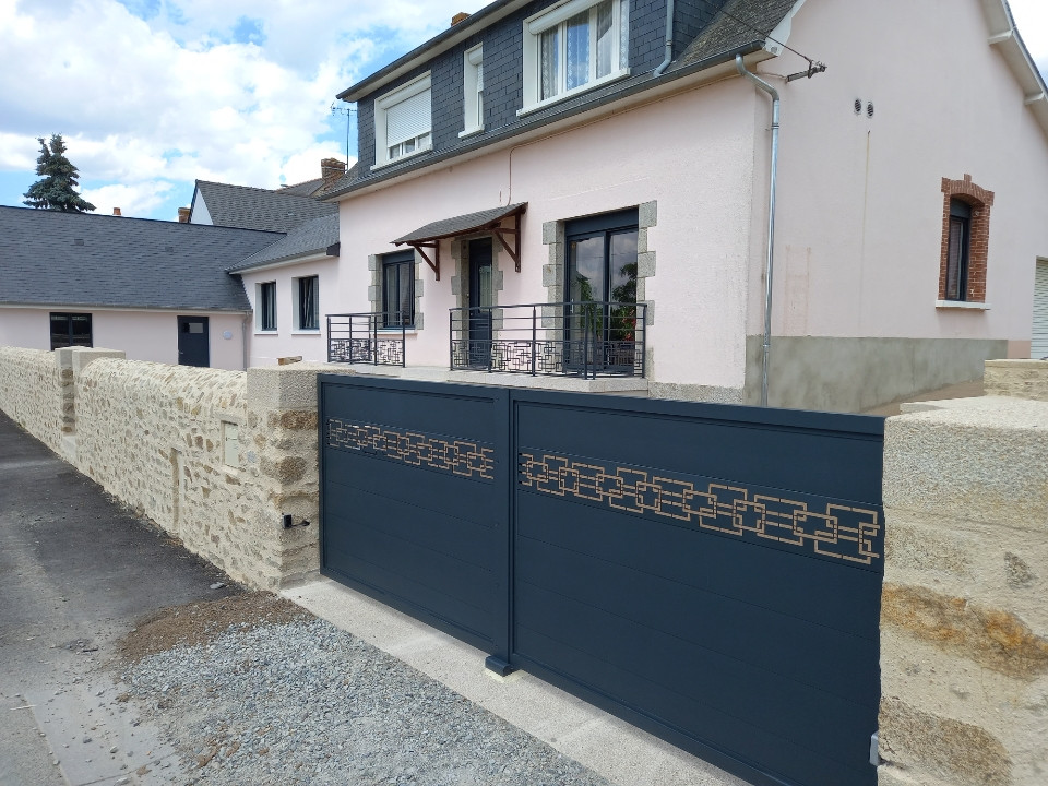 Portail +portillon en aluminium, composition en lames, habillage décoratif circuit, laquage ral 7016 FT. 53150 ST OUEN DES VALLONS.