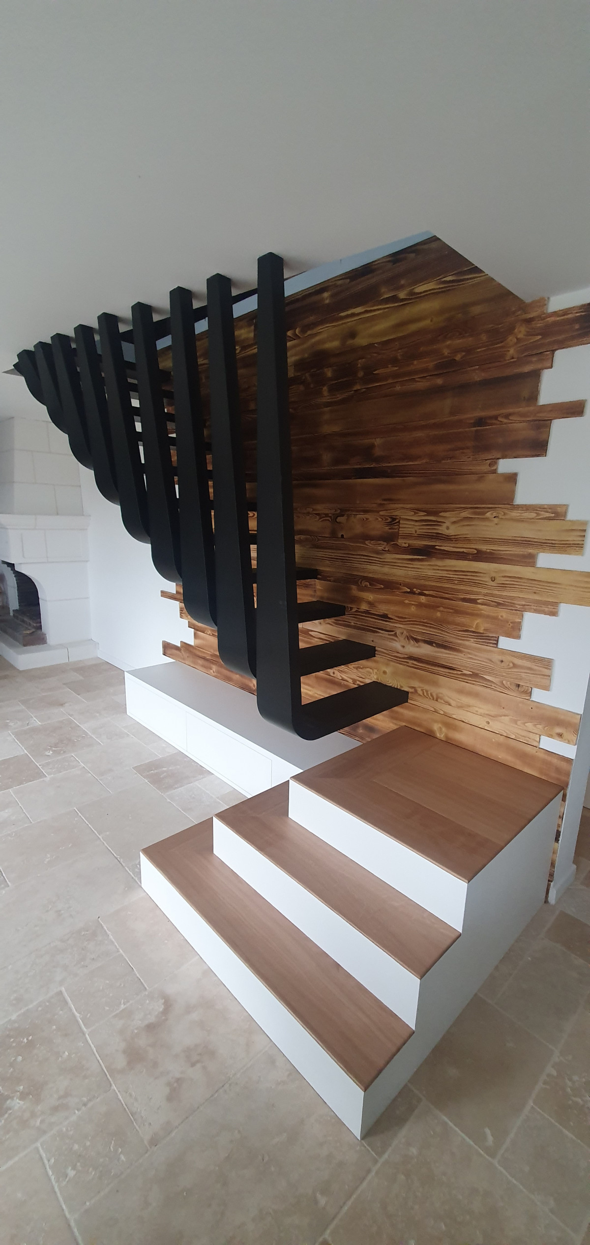 Escalier design, marches suspendus plafonds+murs, marches caissonnés en acier, laquage ral 9005 FT. 53600 EVRON.