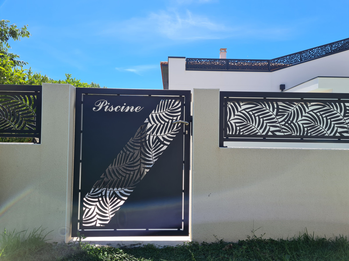 Portillon en aluminium, remplissage en tôle décorative feuillage+ texte Laquage ral gris 7016 66680 CANOHES