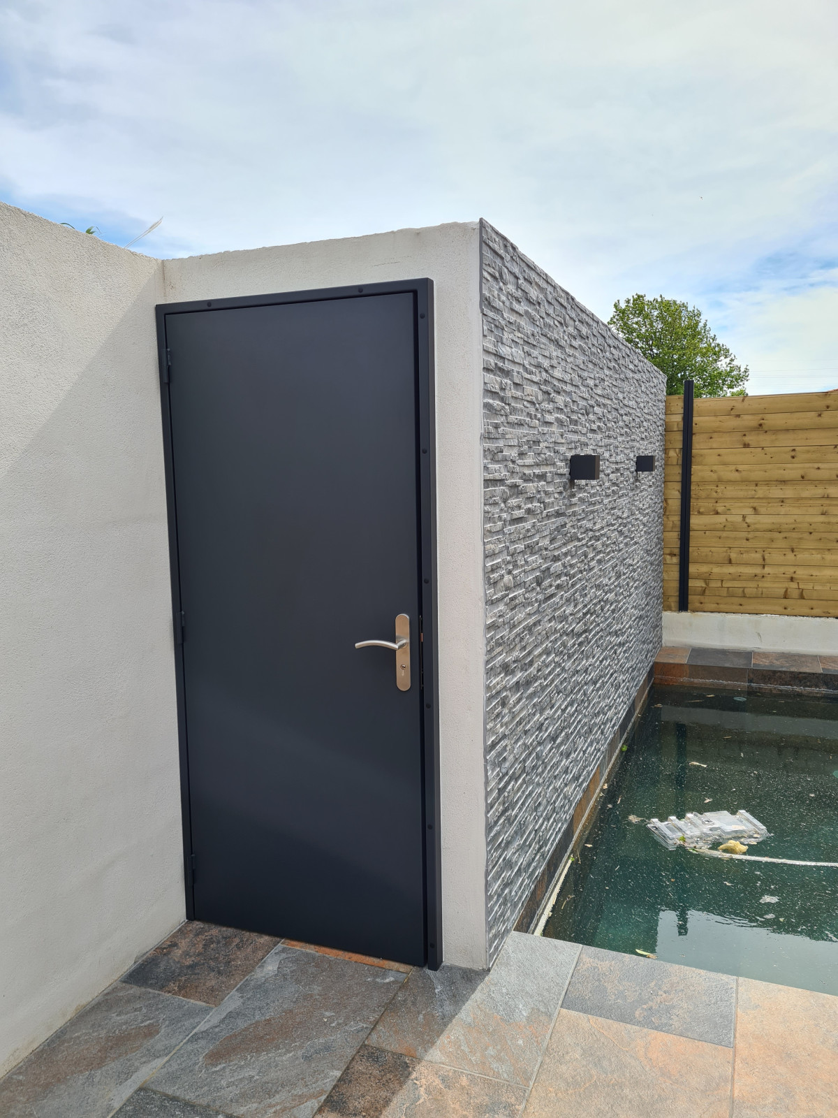 Porte extérieure en aluminium. Laquage ral 7016. 66000 PERPIGNAN