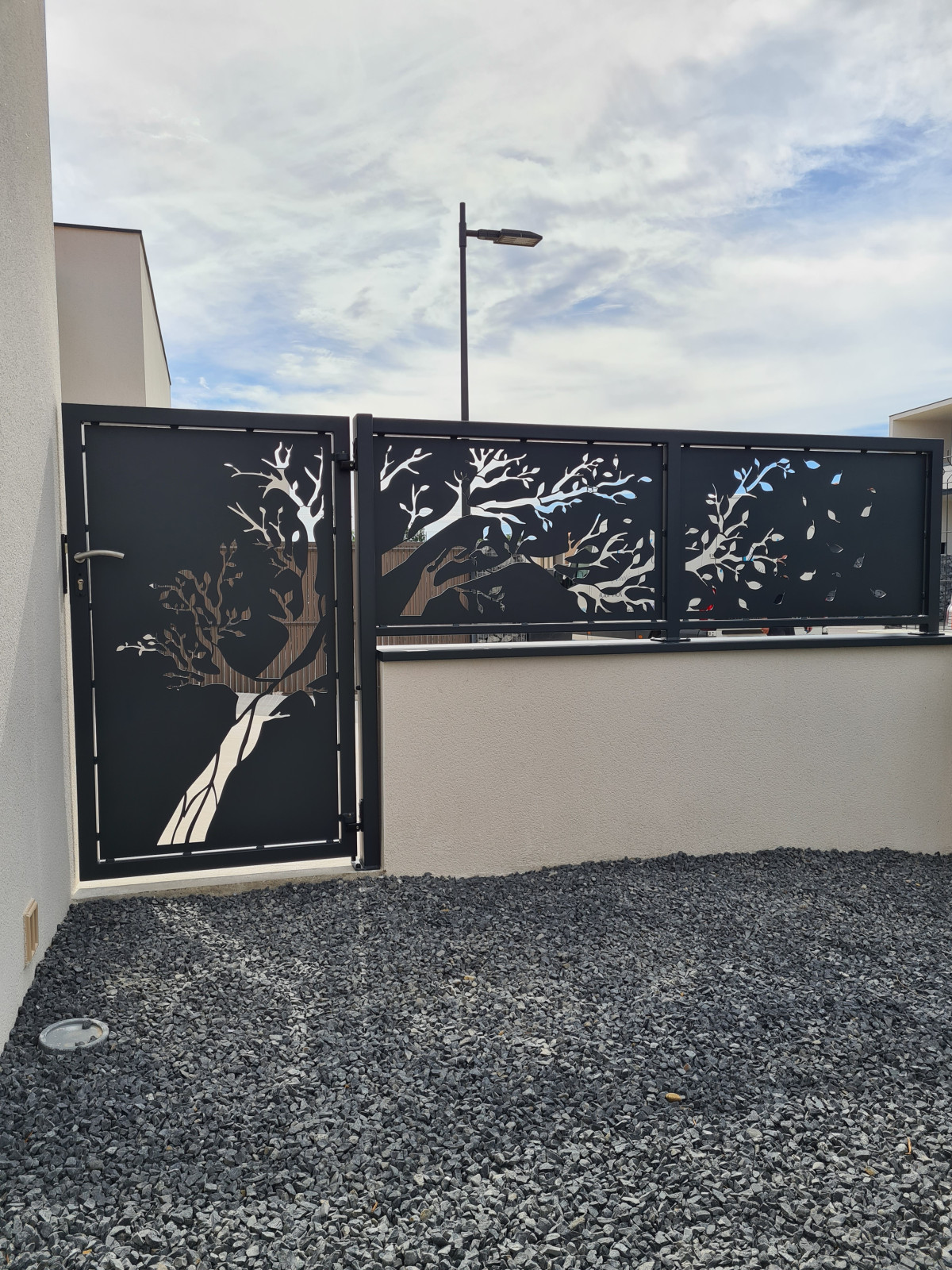 Garde corps en aluminium Ossature en tube, remplissage en tôle avec un habillage décoratif arbre Laquage ral gris 7016 66000 PERPIGNAN