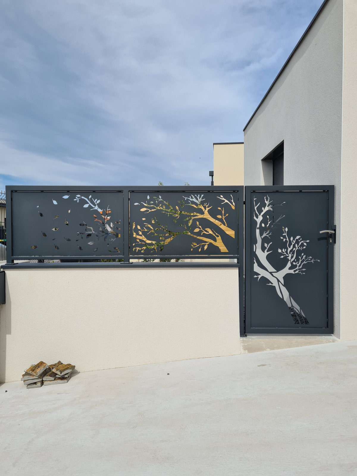 Garde corps en aluminium Ossature en tube, remplissage en tôle avec un habillage décoratif arbre Laquage ral gris 7016 66000 PERPIGNAN