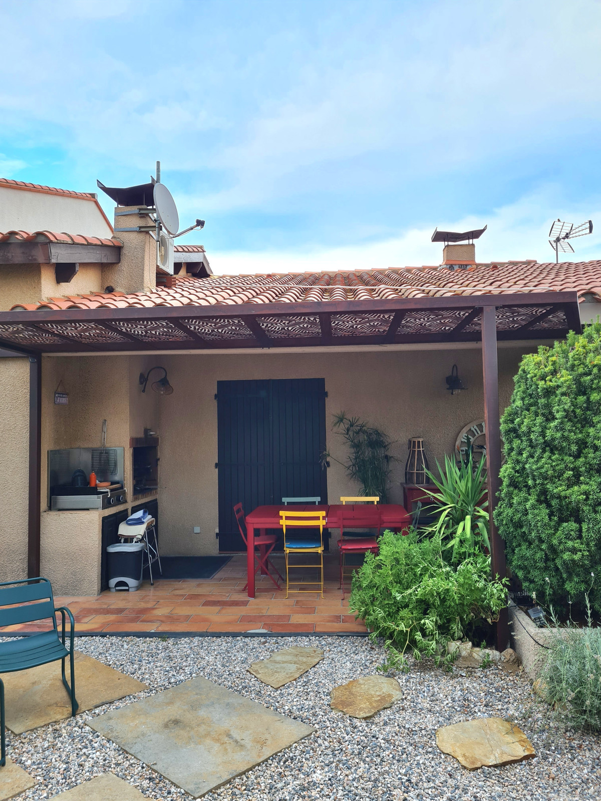 Pergola en style Corten Tôle avec habillage décoratif feuillage 66008 ARGELES SUR MER