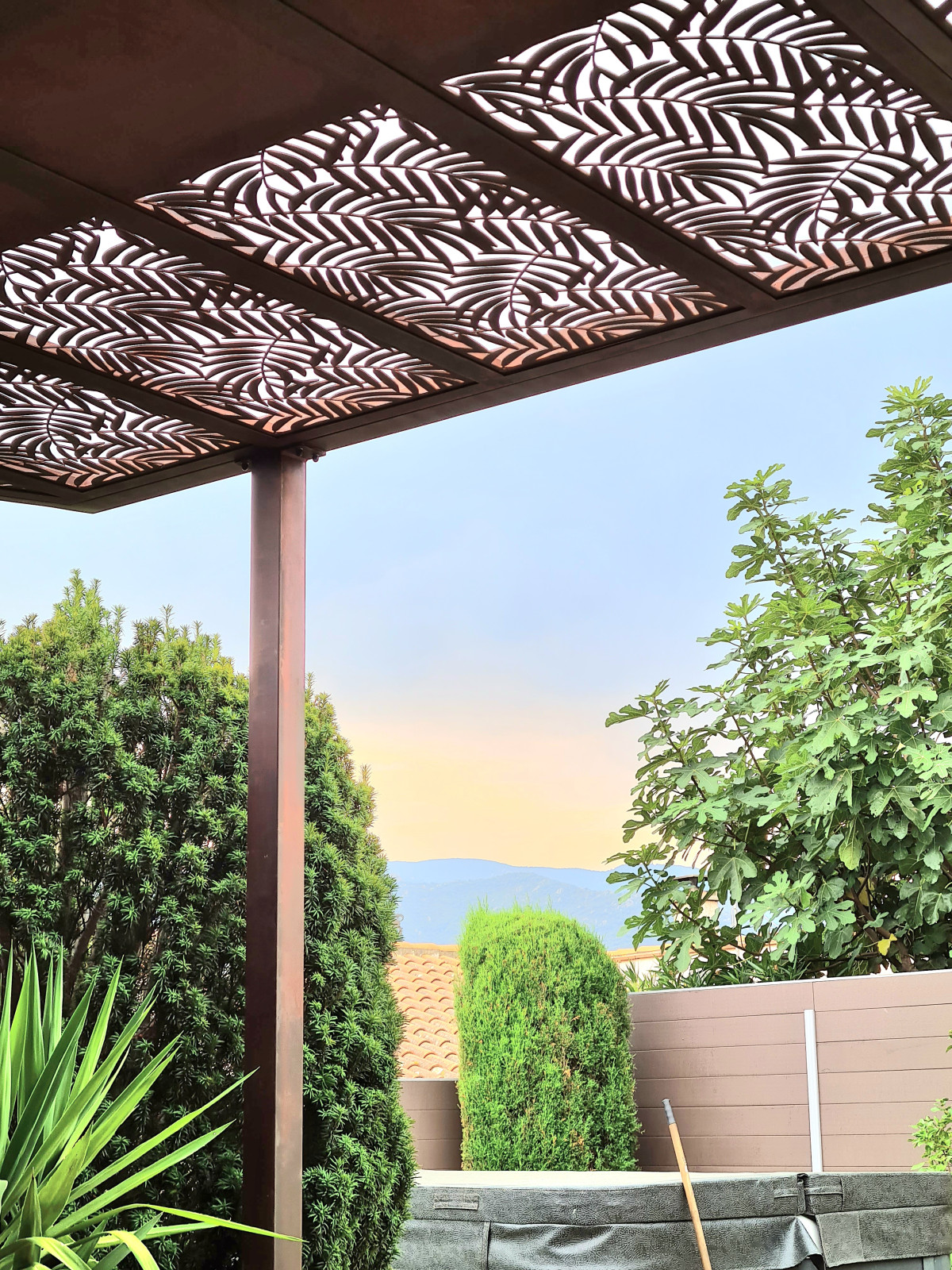 Pergola en style Corten Tôle avec habillage décoratif feuillage 66008 ARGELES SUR MER