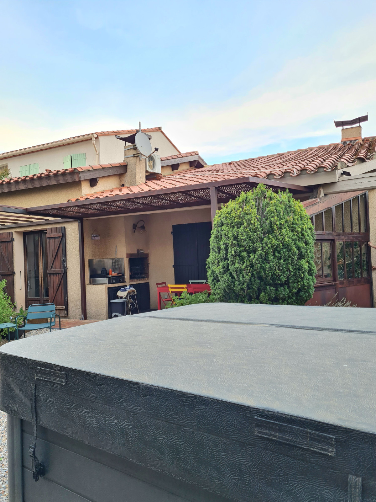 Pergola en style Corten Tôle avec habillage décoratif feuillage 66008 ARGELES SUR MER