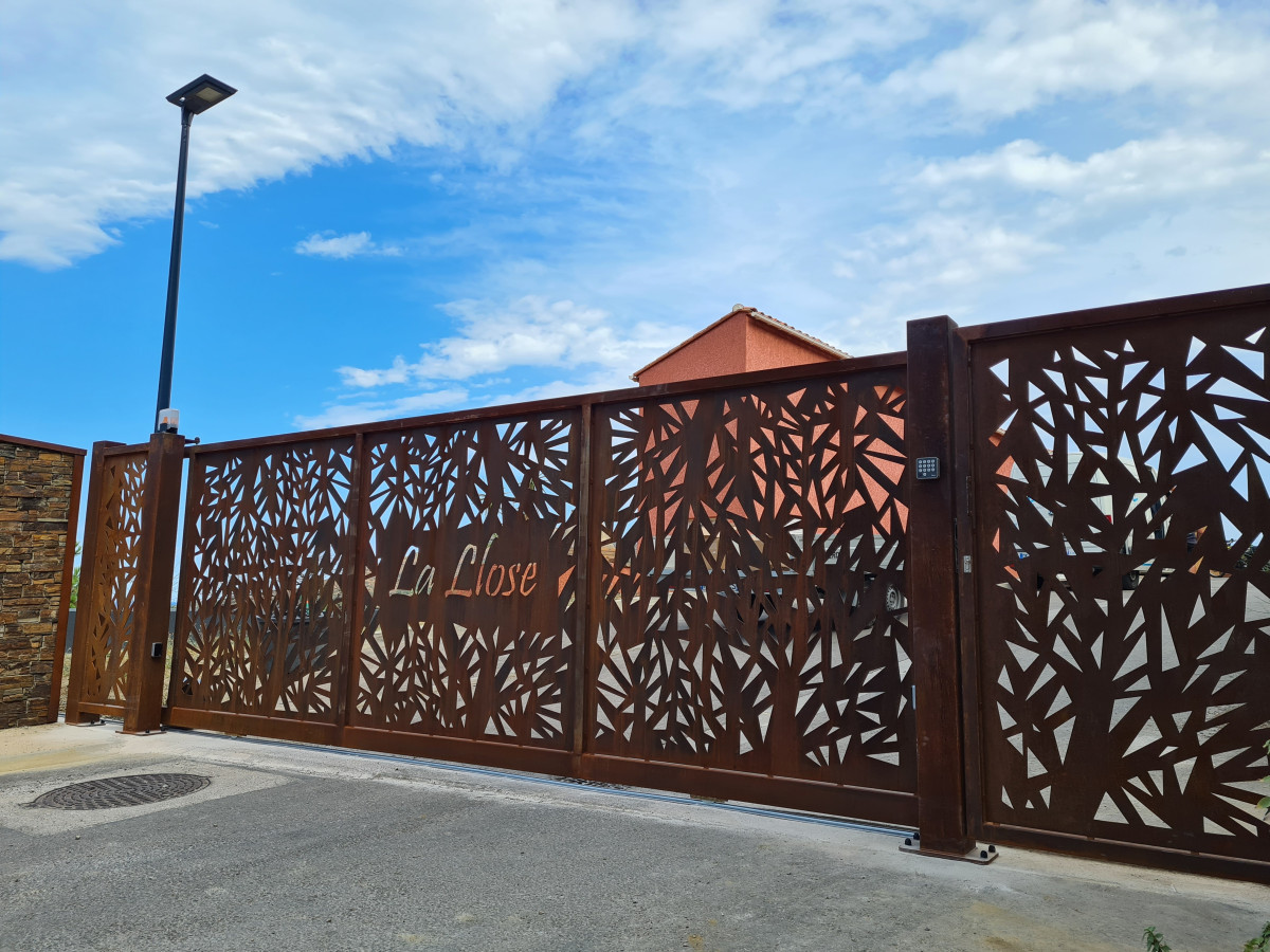 Portail coulissant en Corten Composition en tôle avec habillage décoratif+ texte 66660 PORT VENDRES