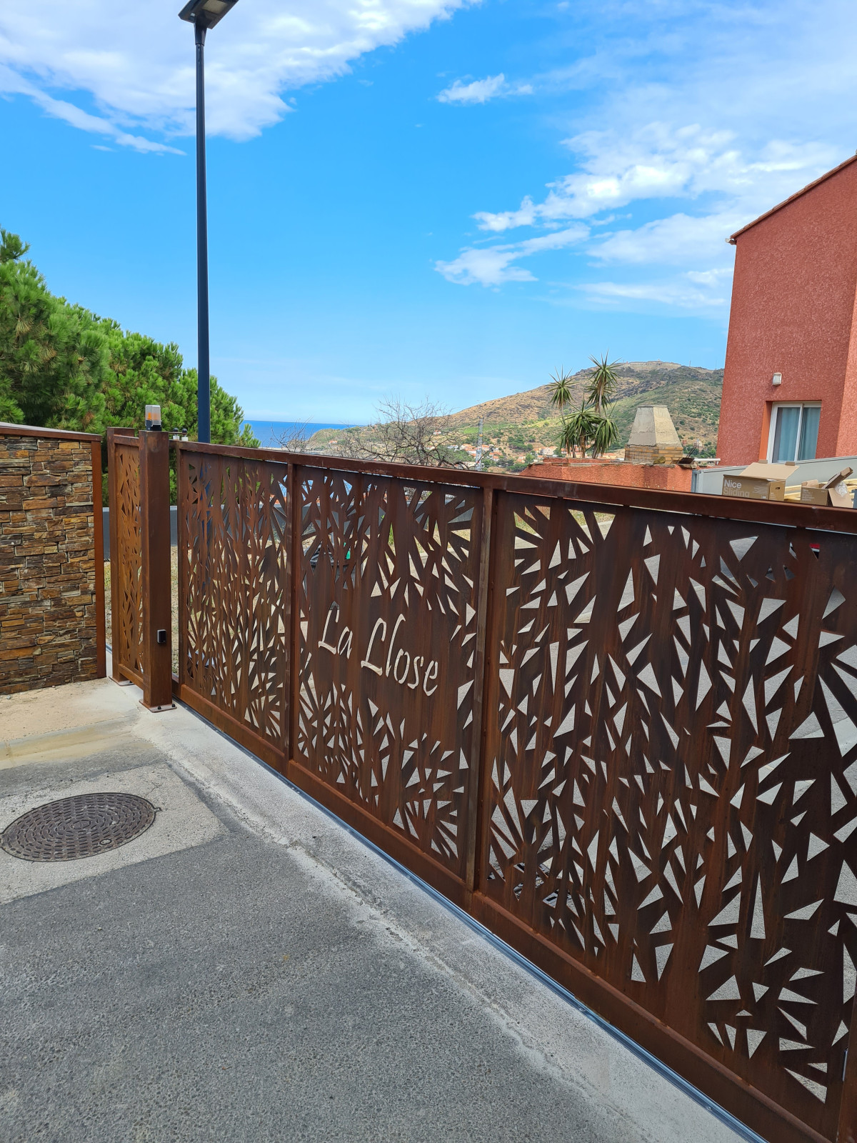 Portail coulissant en Corten Composition en tôle avec habillage décoratif+ texte 66660 PORT VENDRES