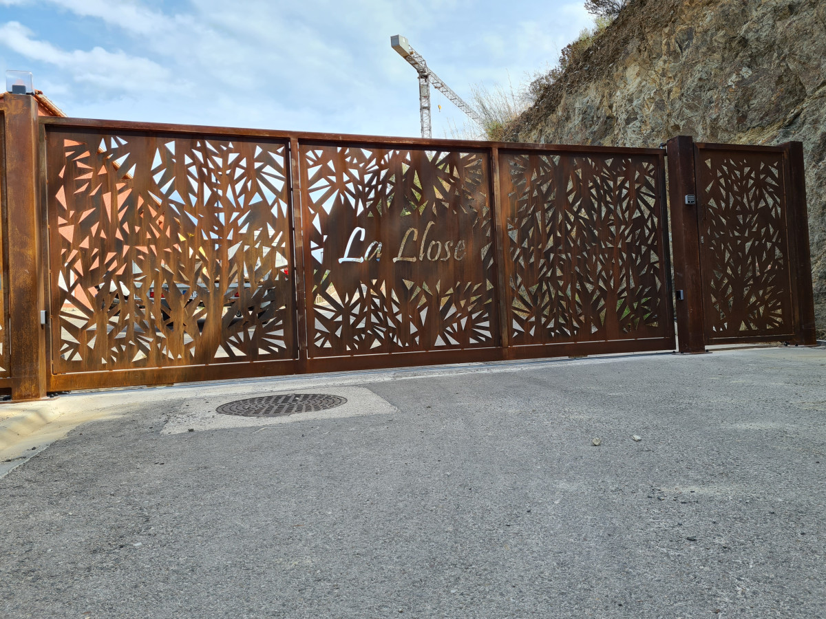 Portail coulissant en Corten Composition en tôle avec habillage décoratif+ texte 66660 PORT VENDRES