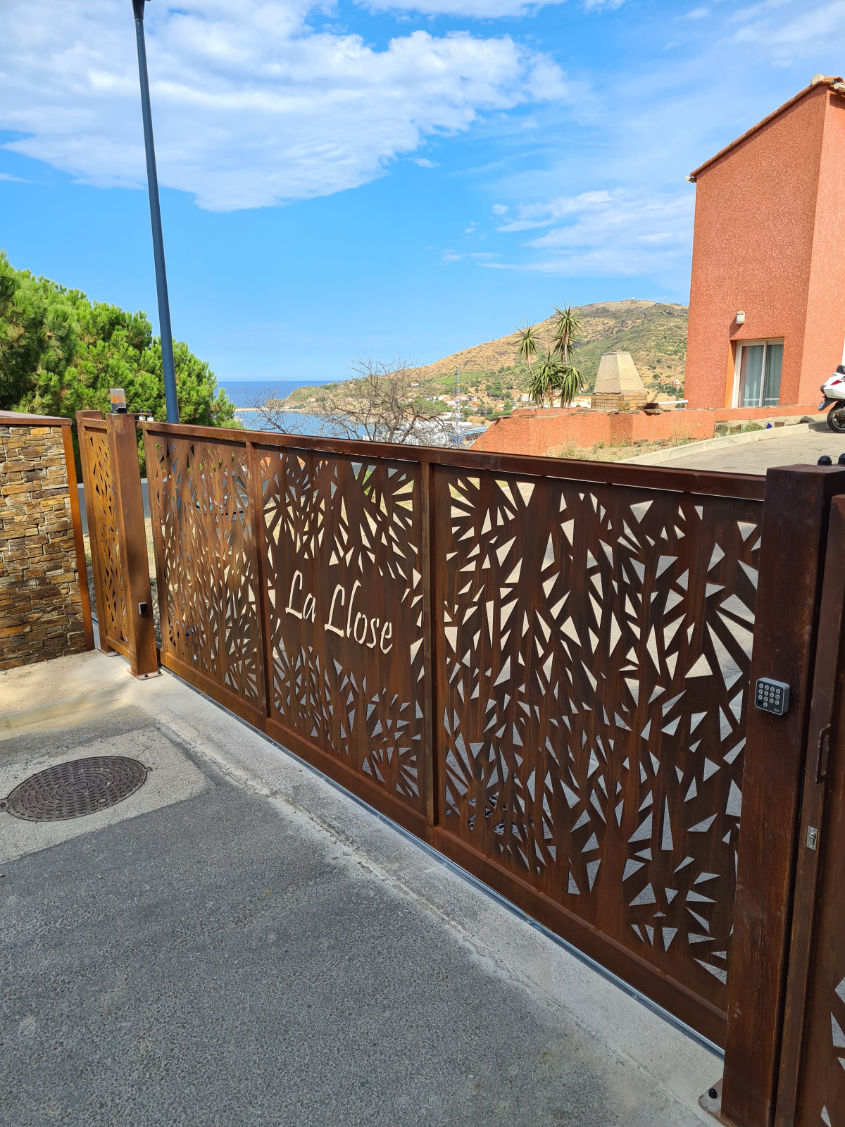 Portail coulissant en Corten Composition en tôle avec habillage décoratif+ texte 66660 PORT VENDRES