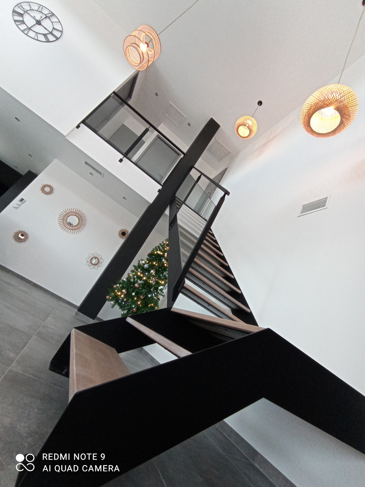Escalier double limons en acier, 1/4 tournant + palier Marches en bois Garde corps en acier, poteaux plats, remplissage en vitrage JPP, main courante en tube 50x30mm. Laquage ral noir 9005. 66300 PONTEILLA