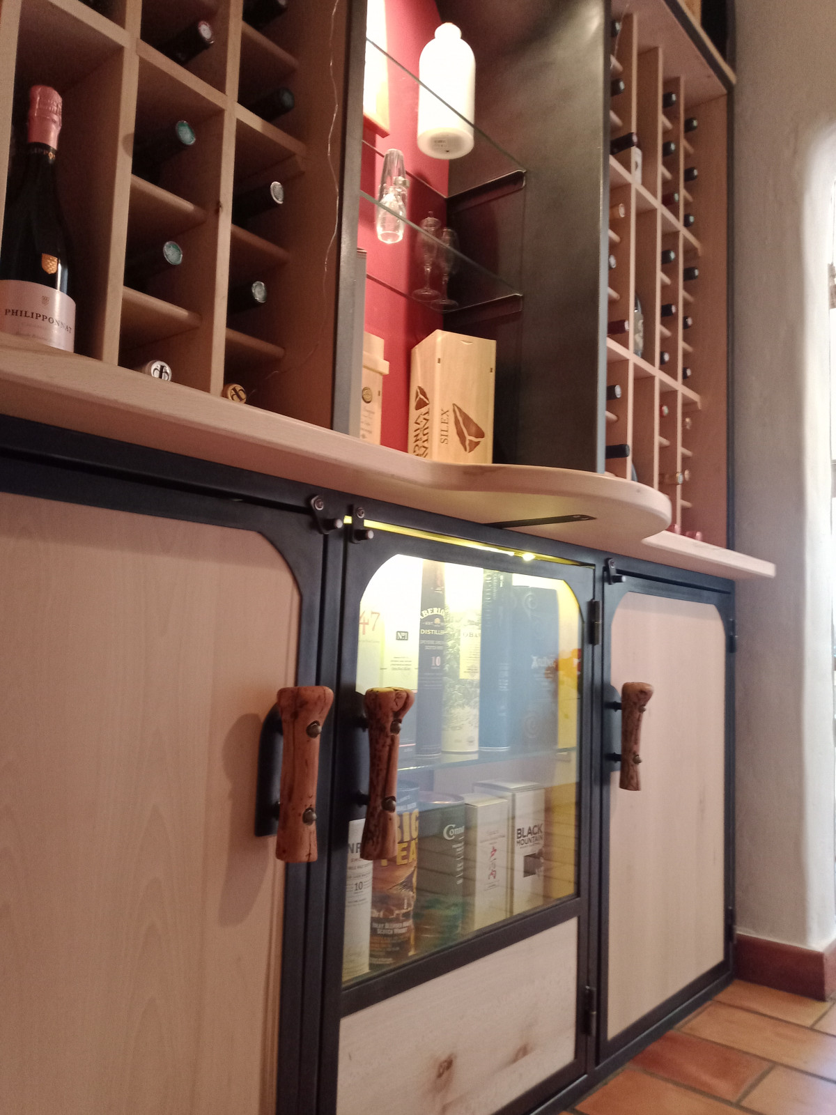 Meuble à vins Ossature en acier+ bois Laquage ral noir 9005 66008 ARGELES SUR MER