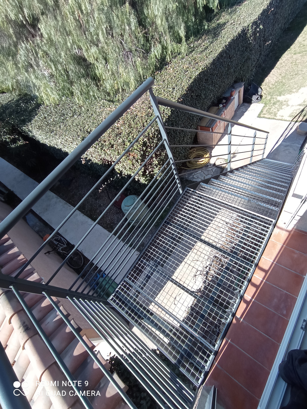 Escalier droit en acier, double limons, marches + palier en caillebotis. Garde corps de rampants, poteaux plats, 4 lisses D.13, main courante D.42 Galvanisation limon+ garde corps, Laquage ral gris 7016. 66370 PEZILLA-LA-RIVIERE