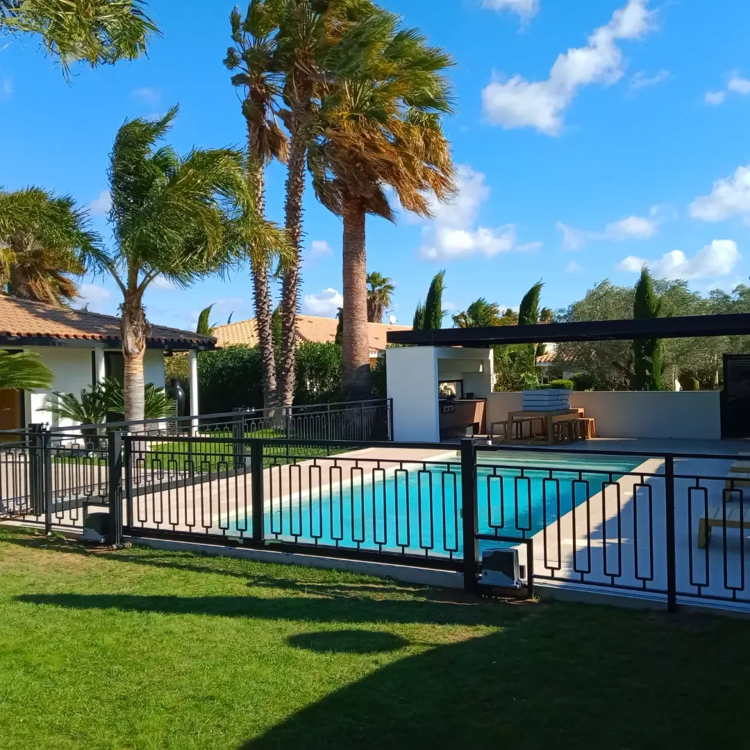 Portail coulissant en aluminium remplissage en tubes rectangles et plats Laquage ral noir 9005 66330 CABESTANY