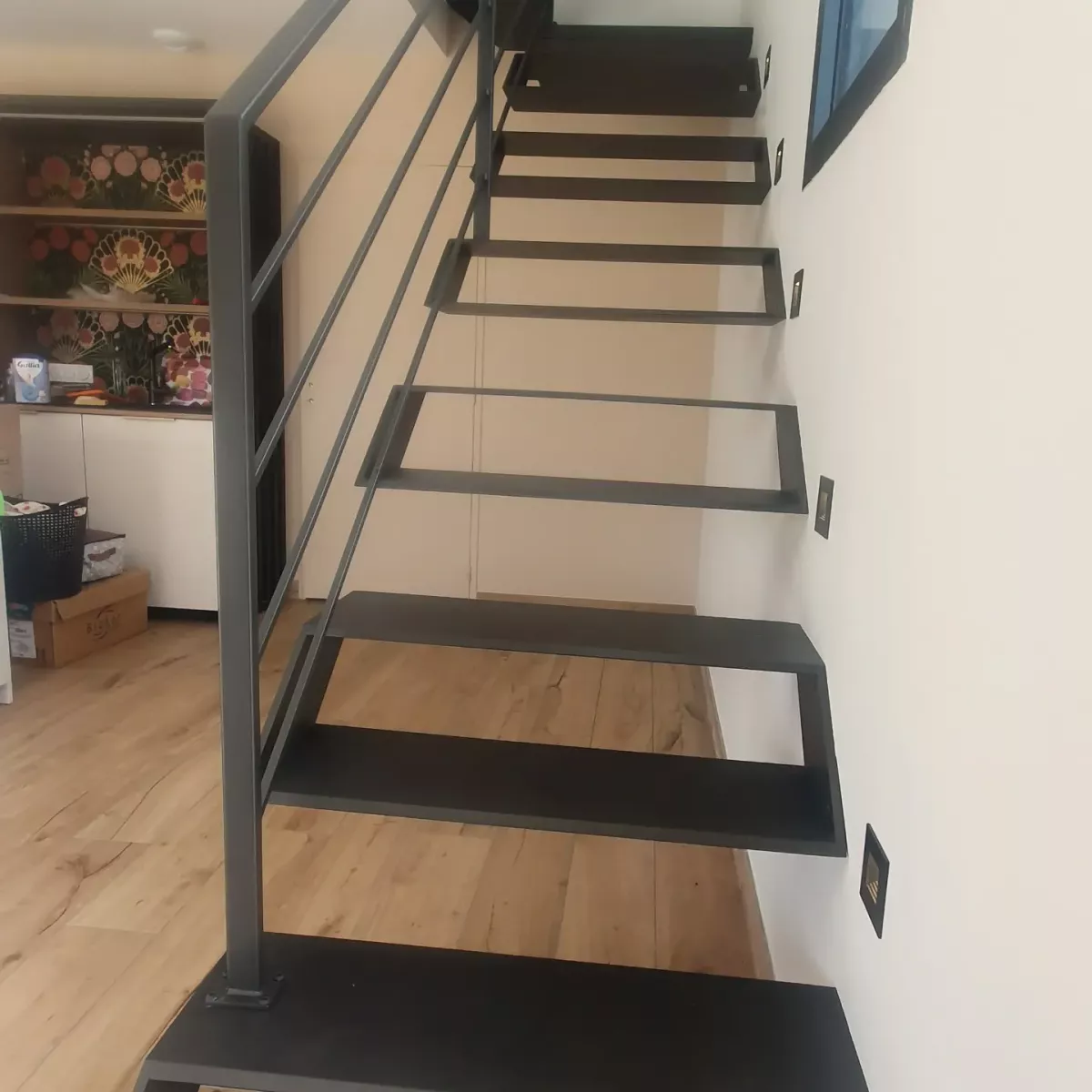 Escalier 1/4 tournant en acier, limon porteur latéral, marche en acier caissonné, épaisseur 12mm, garde corps en acier, cadre en tube 12x12mm, laquage ral noir 2100 sablé. 53810 CHANGE.