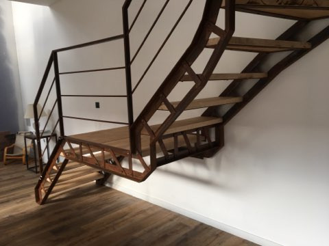 Escalier 1/4 tournant en acier, double limons atypique avec palier intermédiaire, garde corps en tube 40x20, 3 lisses en tube D.13. 53600 EVRON.