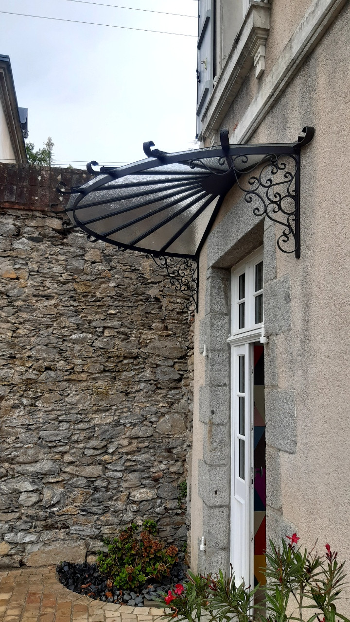 Marquise en aluminium, cadre de soutien en ornement, remplissage en vitrage, laquage ral 9005. 53000 LAVAL.