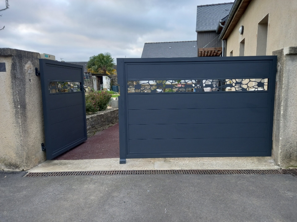 Portail deux vantaux 1/3- 2/3, remplissage en lames+ 1 lame déco pierre, laquage ral 7016 FT. 53600 EVRON.