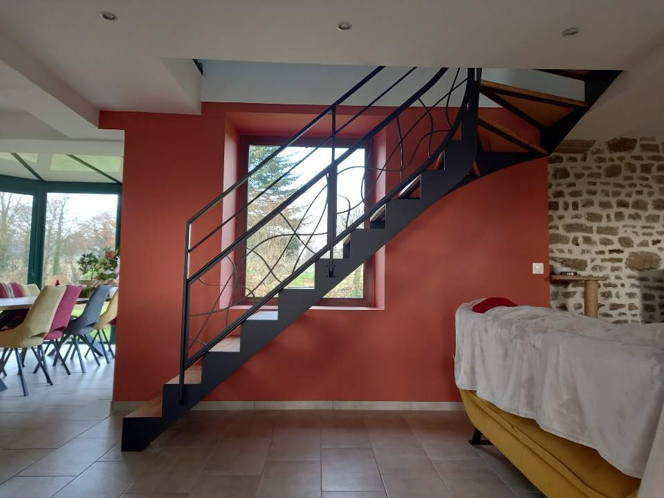 Escalier 1/4 tournant, double limons crémaillères, garde corps en acier, ossature en 40x20mm, remplissage en lisses et soubassement en habillage décoratif spline, laquage ral 9005 FT. 53220 ST MARS SUR LA FUTAIE