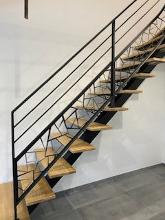 Escalier limon central, 1/4 tournant Marches en chêne vernis 2 couches polyuréthane Garde corps, cadre 40x20mm, 2 lisses en tube D.13, soubassement en tôle décorative "cardiaque" Laquage ral 9005 FT 50530 SARTILLY