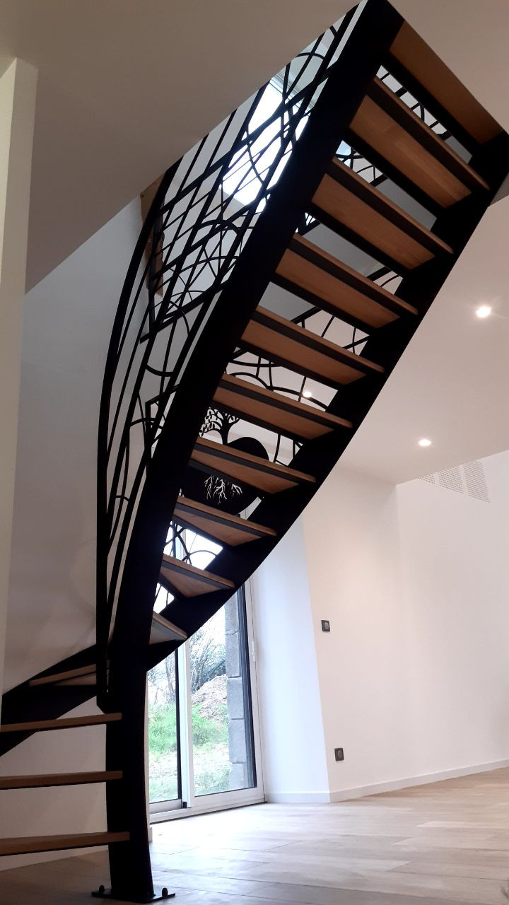 Escalier limon en c Marches en frêne, vernis 2 couches polyuréthane Garde corps, cadre en tube 40x20, 2 lisses D.13, soubassement en habillage décoratif courbes Triangulation, cadre en 40x20, remplissage en tôle décorative courbe+ arbre Ying Yang Laquage ral 9005 FT LAIGNELET 35133