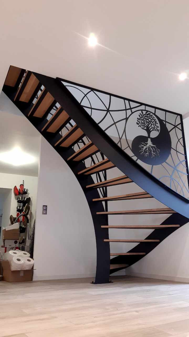 Escalier limon en c Marches en frêne, vernis 2 couches polyuréthane Garde corps, cadre en tube 40x20, 2 lisses D.13, soubassement en habillage décoratif courbes Triangulation, cadre en 40x20, remplissage en tôle décorative courbe+ arbre Ying Yang Laquage ral 9005 FT LAIGNELET 35133