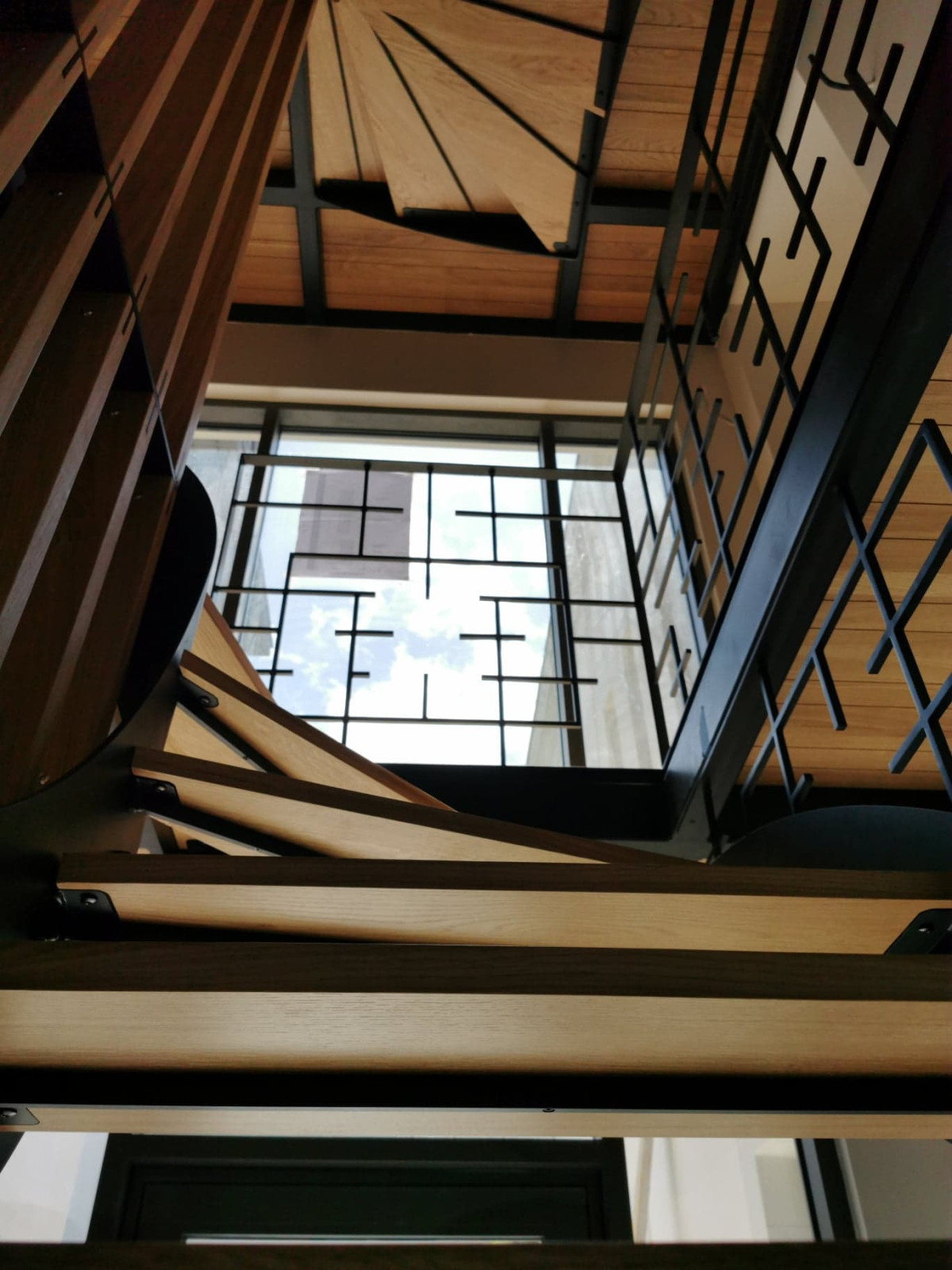 Escalier double limons 3/4 tournant en acier Marches en chêne avec insertion carré 6 en inox Garde corps en acier, cadre en plat 45*8, remplissage en carré 12 44000 NANTES