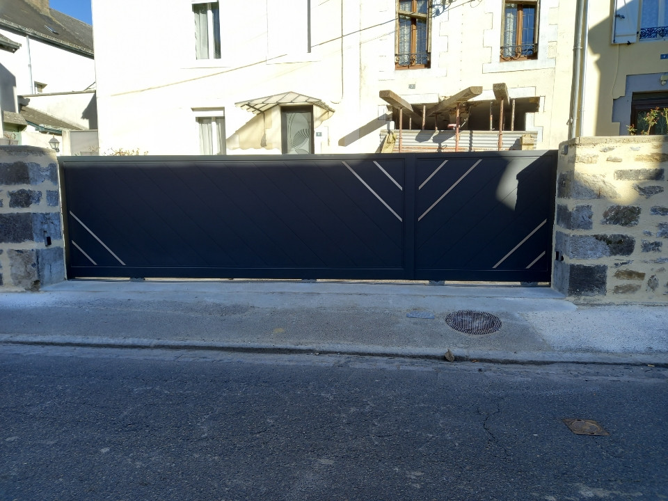Portail à lames en aluminium Ouverture 1/3- 2/3 Laquage ral 7016 FT Traverse décorative en inox brossé Evron 53600