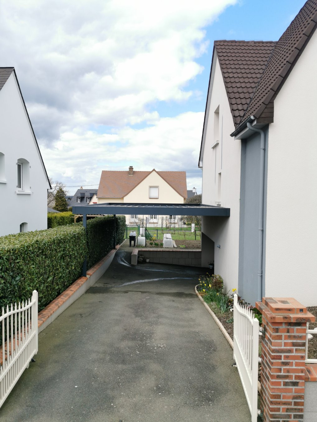 Car port en aluminium de 7000x5000 mm, ossature en tube 250x100mm et 100x100 mm, remplissage en bac acier, laquage ral 7016 FT. 53600 Evron.