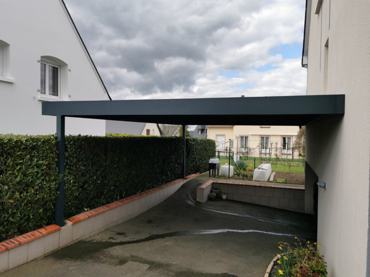 Car port en aluminium de 7000x5000 mm, ossature en tube 250x100mm et 100x100 mm, remplissage en bac acier, laquage ral 7016 FT. 53600 Evron.