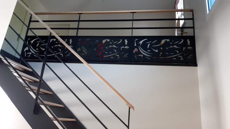 Escalier double limons 2/4 tournant, double palier Laquage ral 2300 sablé Garde corps plats 40x12 mm habillage décoratif "abstrait" marches et main courante en hêtre 53240 ST GERMAIN LE FOUILLOUX