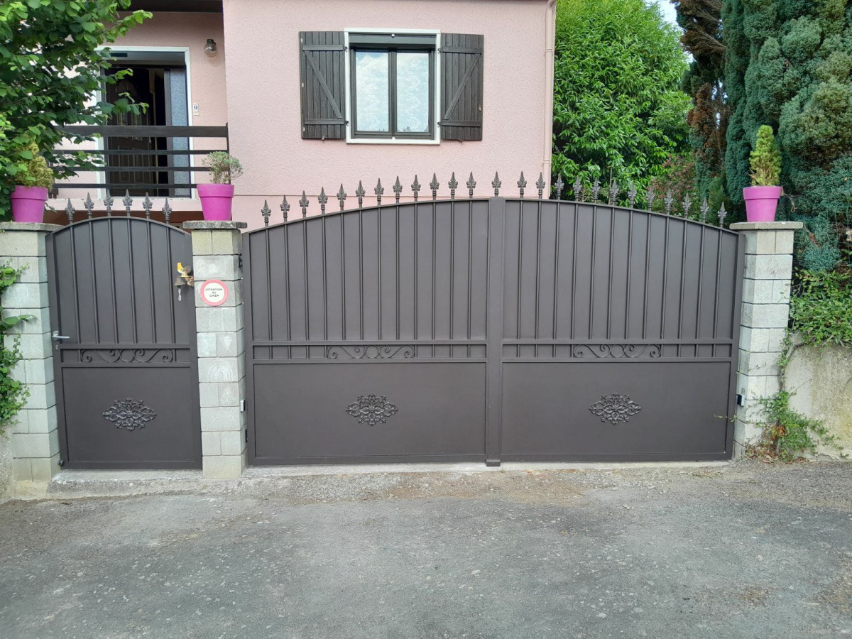 Portail "bombé" deux vantaux en aluminium, remplissage en barreaudage, soubassement en tôle, festonnage, palmette. 53160 St Pierre sur Orthe