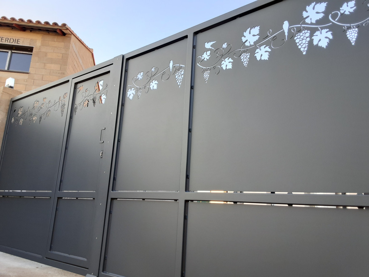 Portail en acier avec habillage "grappe raisin" Galvanisation+ laquage ral 7016 FT 66380 Pia