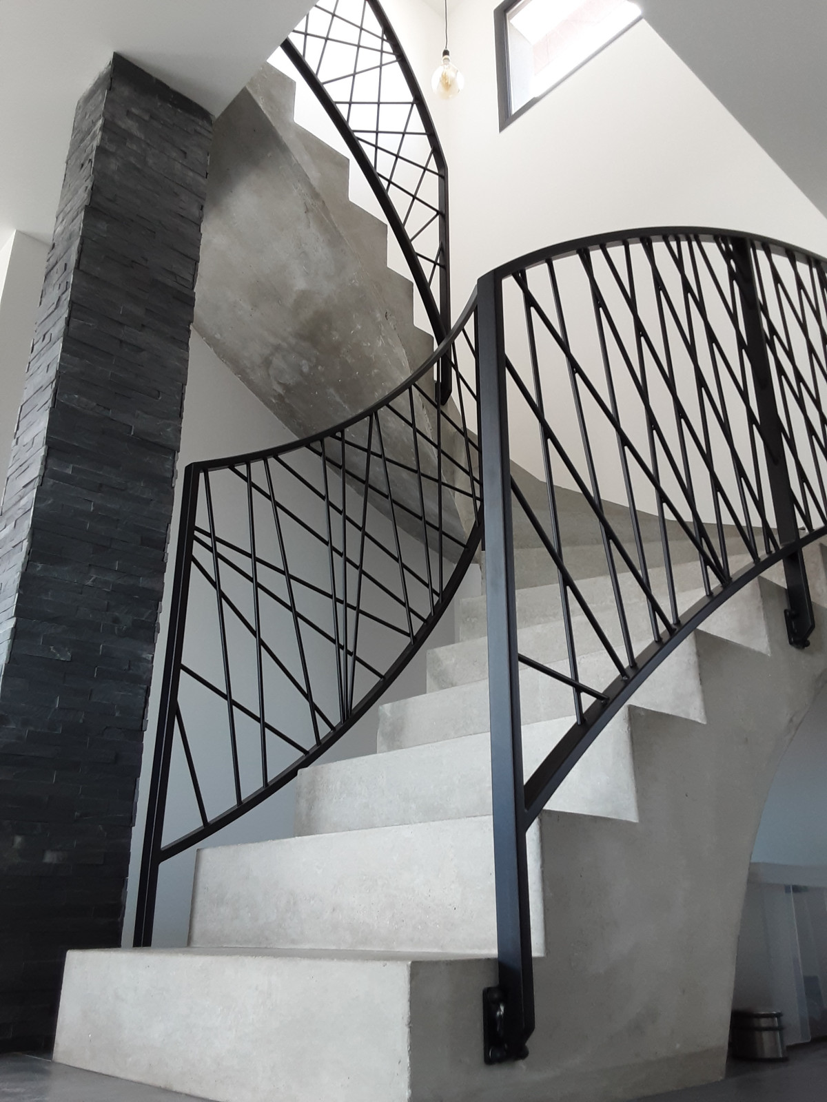 Garde corps en acier sur escalier béton Ossature en 40x20 mm, remplissage en lisses entremêlées D.13 Laquage ral 9005 FT 66300 Saint Jean Lasseille