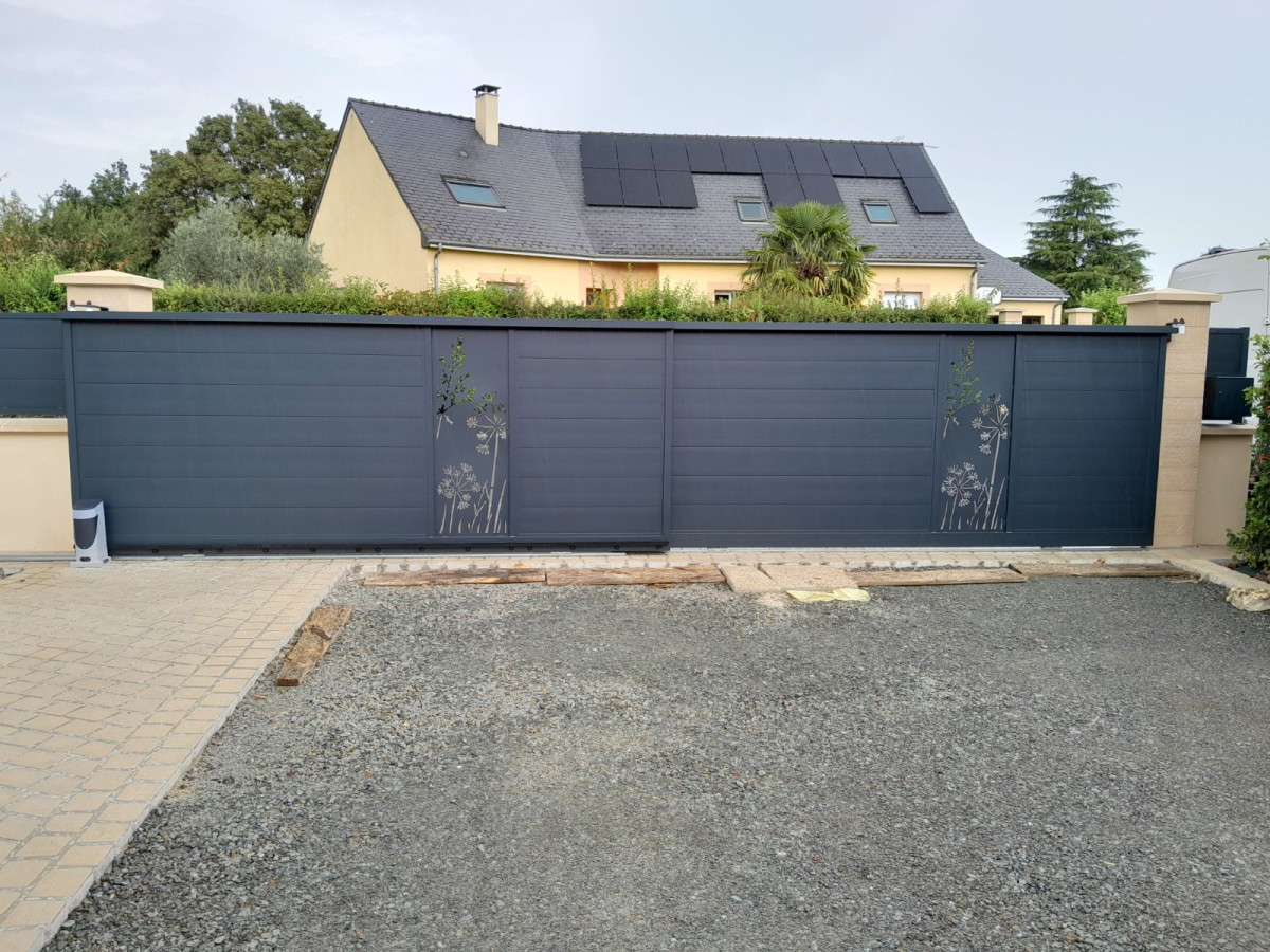Fabrication d'un portail coulissant/ télescopique, remplissage en lames + 1 partie en habillage décoratif, laquage ral 7016FT + Fabrication de clôture sur muret en aluminium, composition en lames. 53600 Mezangers
