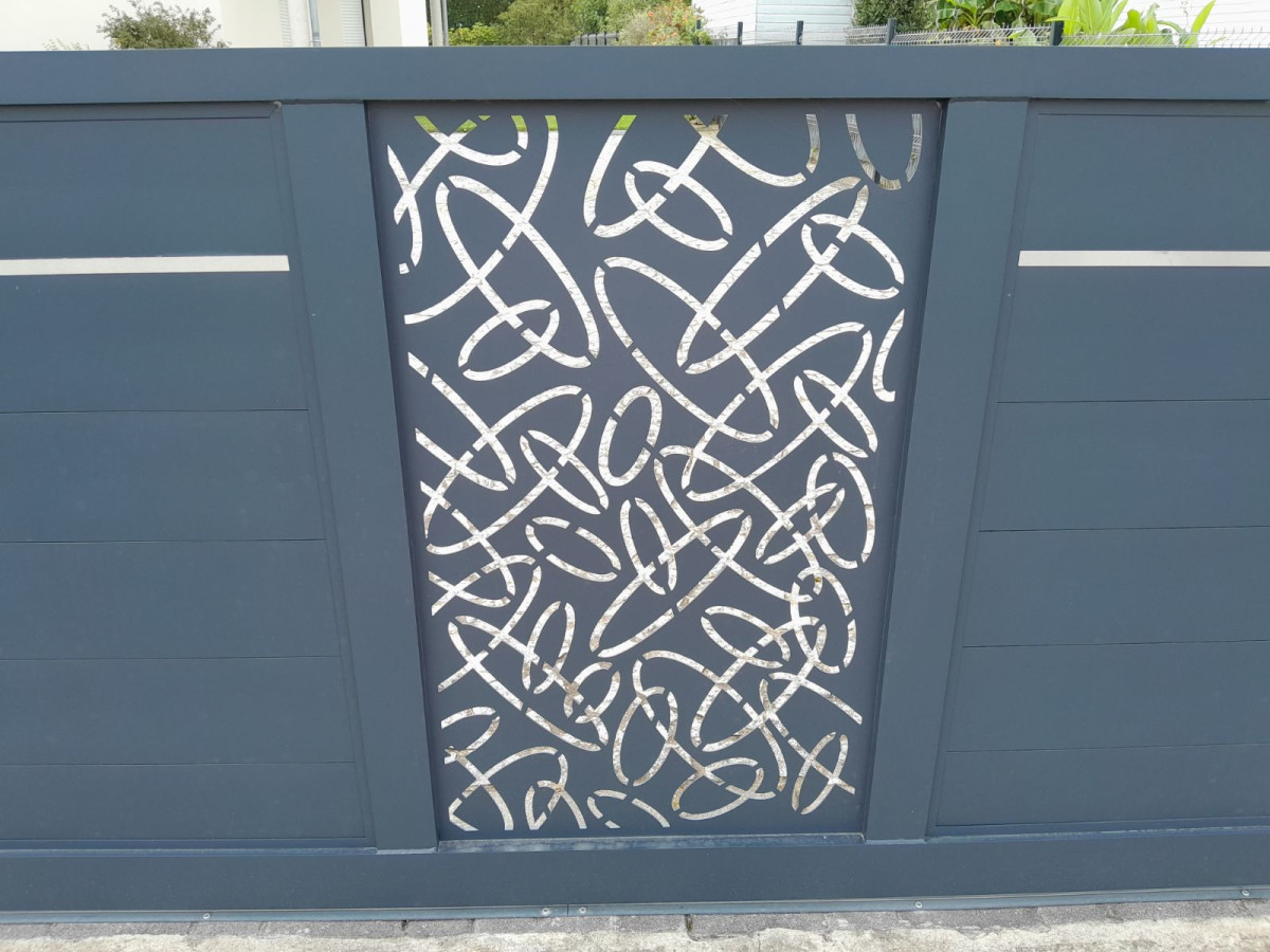 Fabrication d'un portail coulissant + partie fixe, remplissage en tôle décorative horizontale motif "ovales", laquage ral 7016 FT, 53950 Louverné.