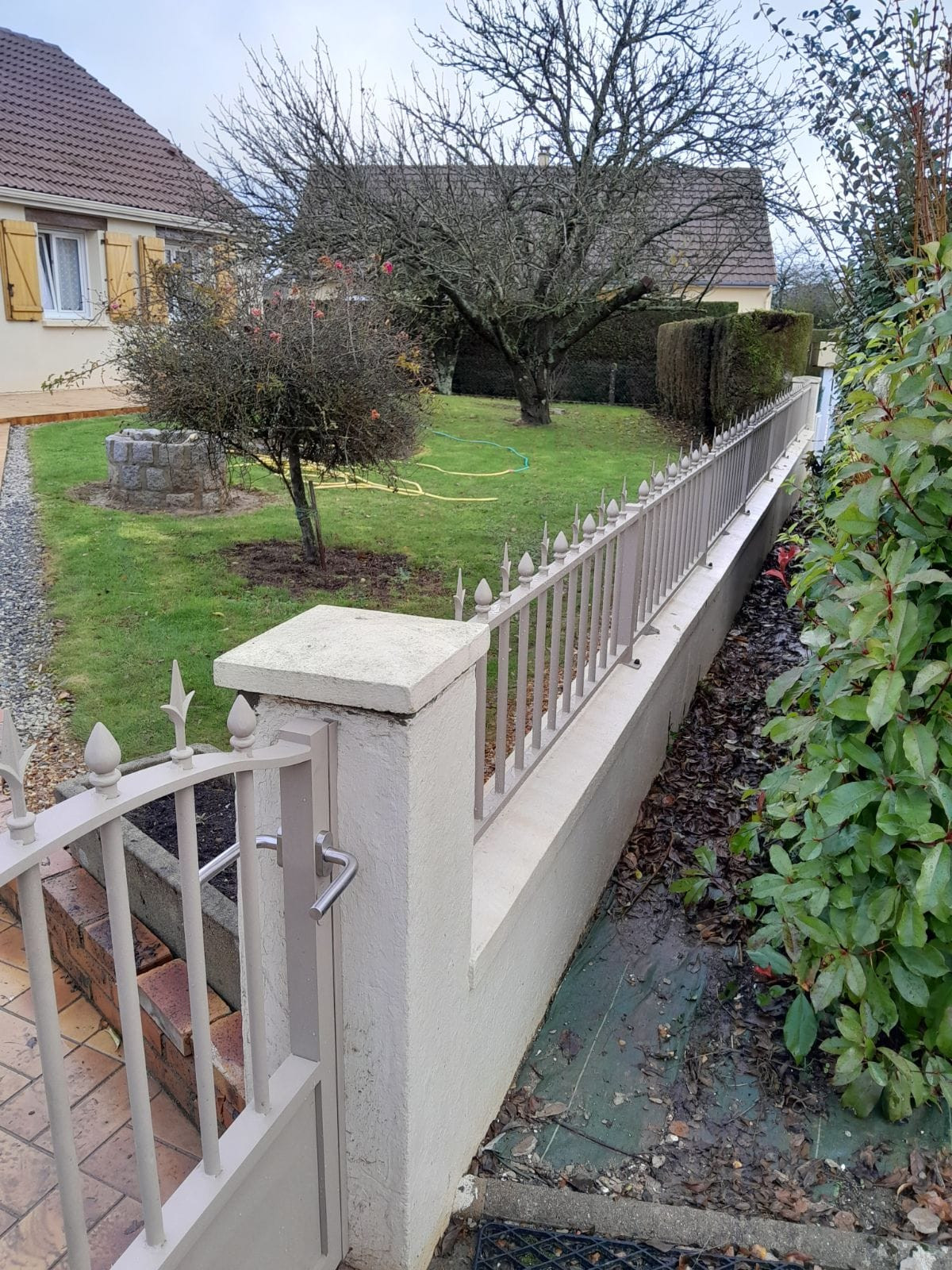 Portail en aluminium forme "chapeau de gendarme" remplissage en barreaudage soubassement en tôle Laquage ral Quartz 2 72140 Crissé