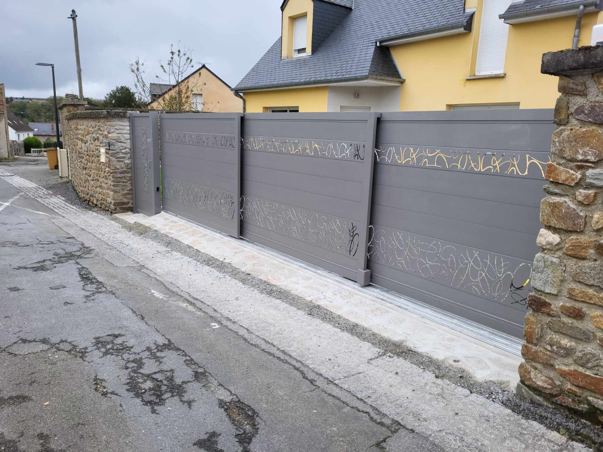 Portail coulissant télescopique, en 3 parties + portillon, remplissage en lames avec 2 habillage décoratifs "ovales, laquage ral DB702, 53100 Mayenne.