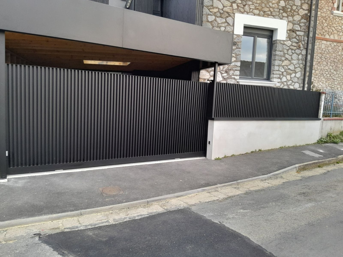 Fabrication portail coulissant en aluminium + clôture Ossature en tube carré 60, remplissage en tôle alu en doublage arrière, remplissage tube rectangle 50*30 à la verticale Laquage ral 9005 FT 53000 LAVAL