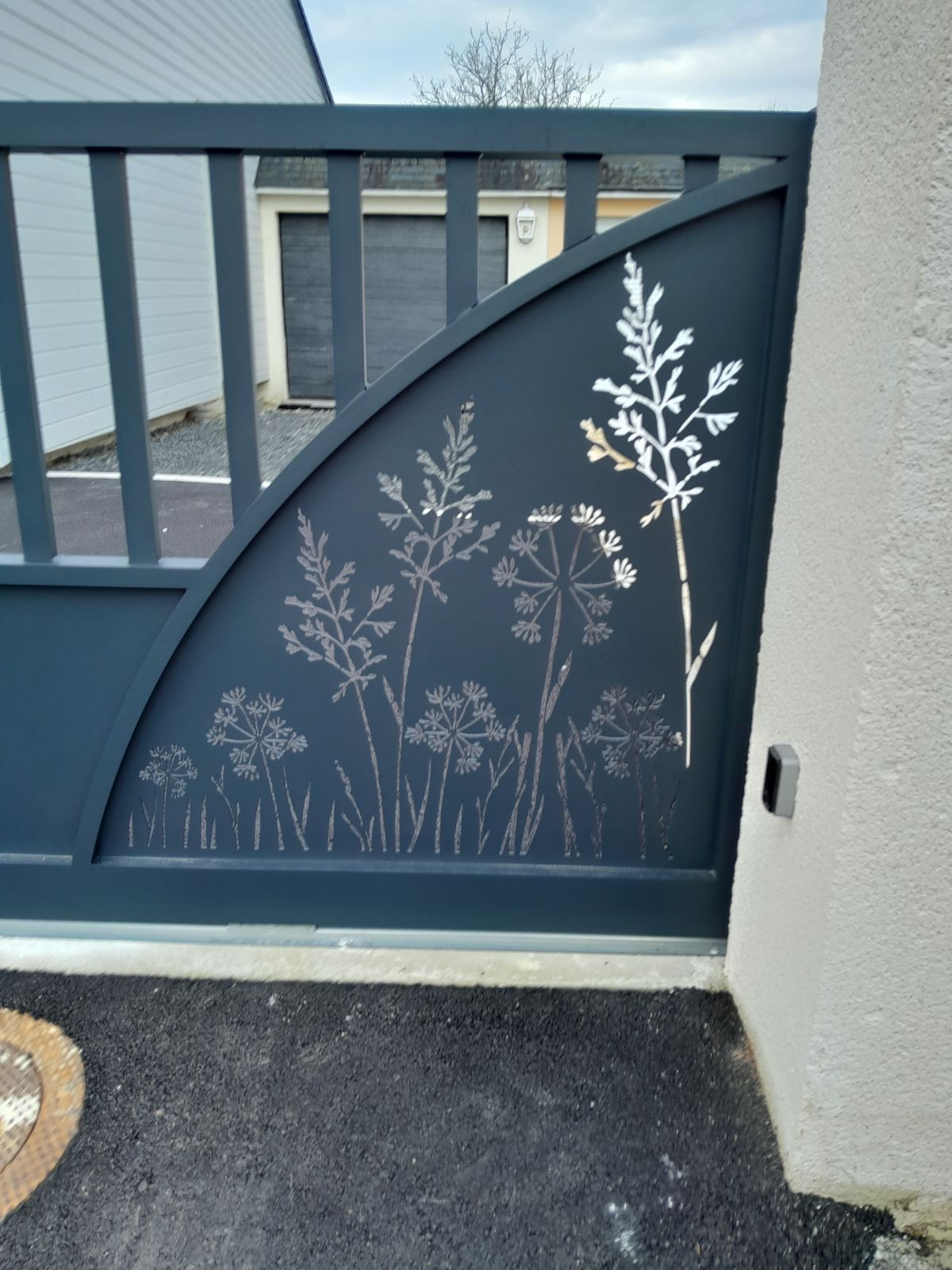 Portail coulissant en aluminium barreaudage, soubassement en tole avec un habillage "herbes+fleurs" laquage ral 7016 FT 53600 CHATRES LA FORET