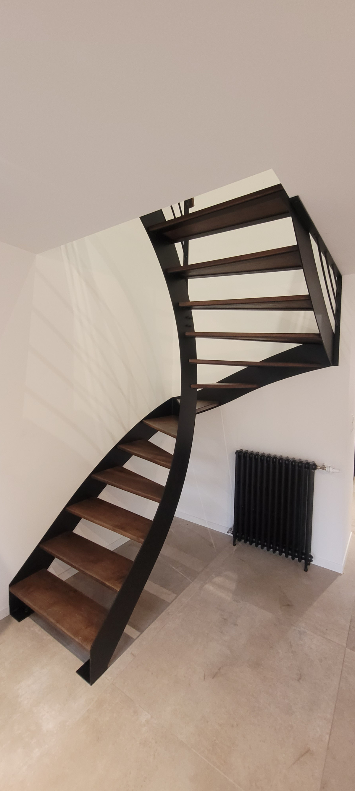 Escalier limon C en acier, noir 9005 FT