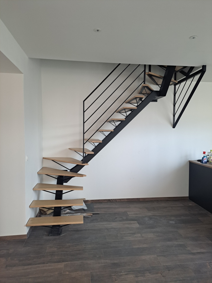 Escalier limon central 2/4 tournant noir 9005 FT