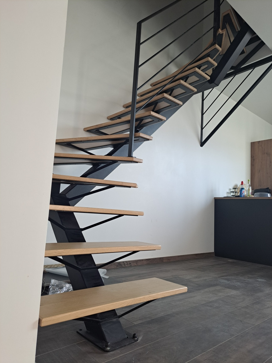 Escalier limon central 2/4 tournant noir 9005 FT