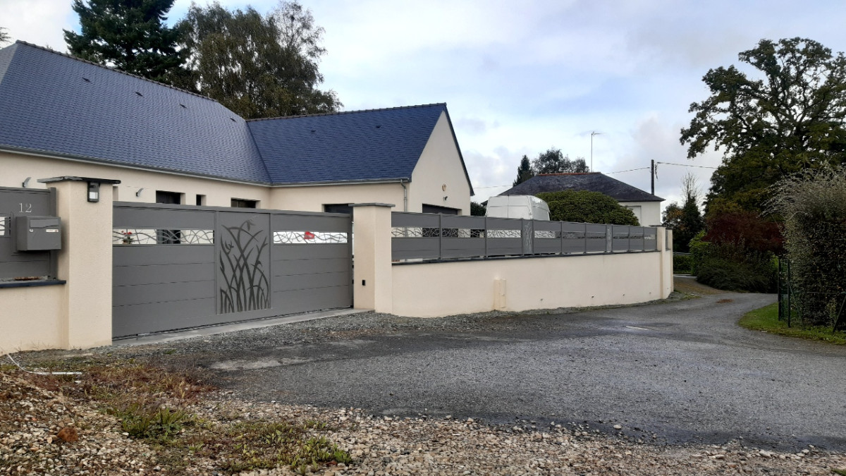 Portail et clôture en aluminium Habillage décoratif "spline" + "herbage" en inox brossé Laquage ral 9007 Grège 53100 ST GEORGES DE BUTTAVENT