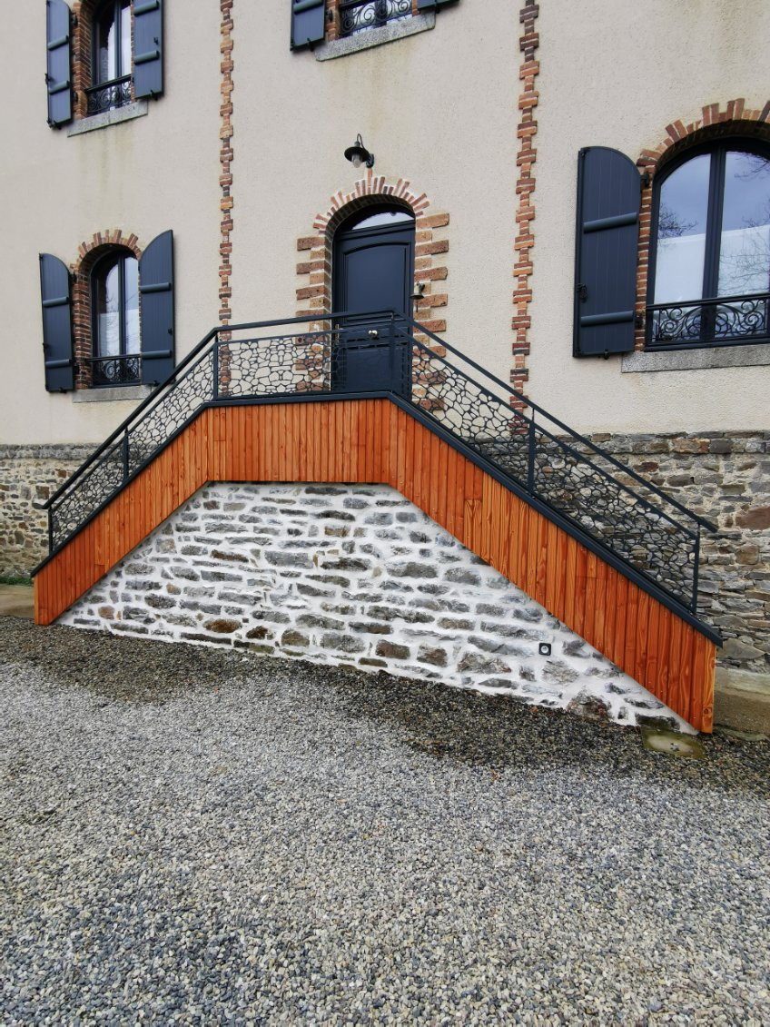 Fabrication de gardes corps en aluminium Poteaux plats, soubassement tôle décorative, main courante 50*30 Laquage ral 7016 FT 53240 ST JEAN SUR MAYENNE