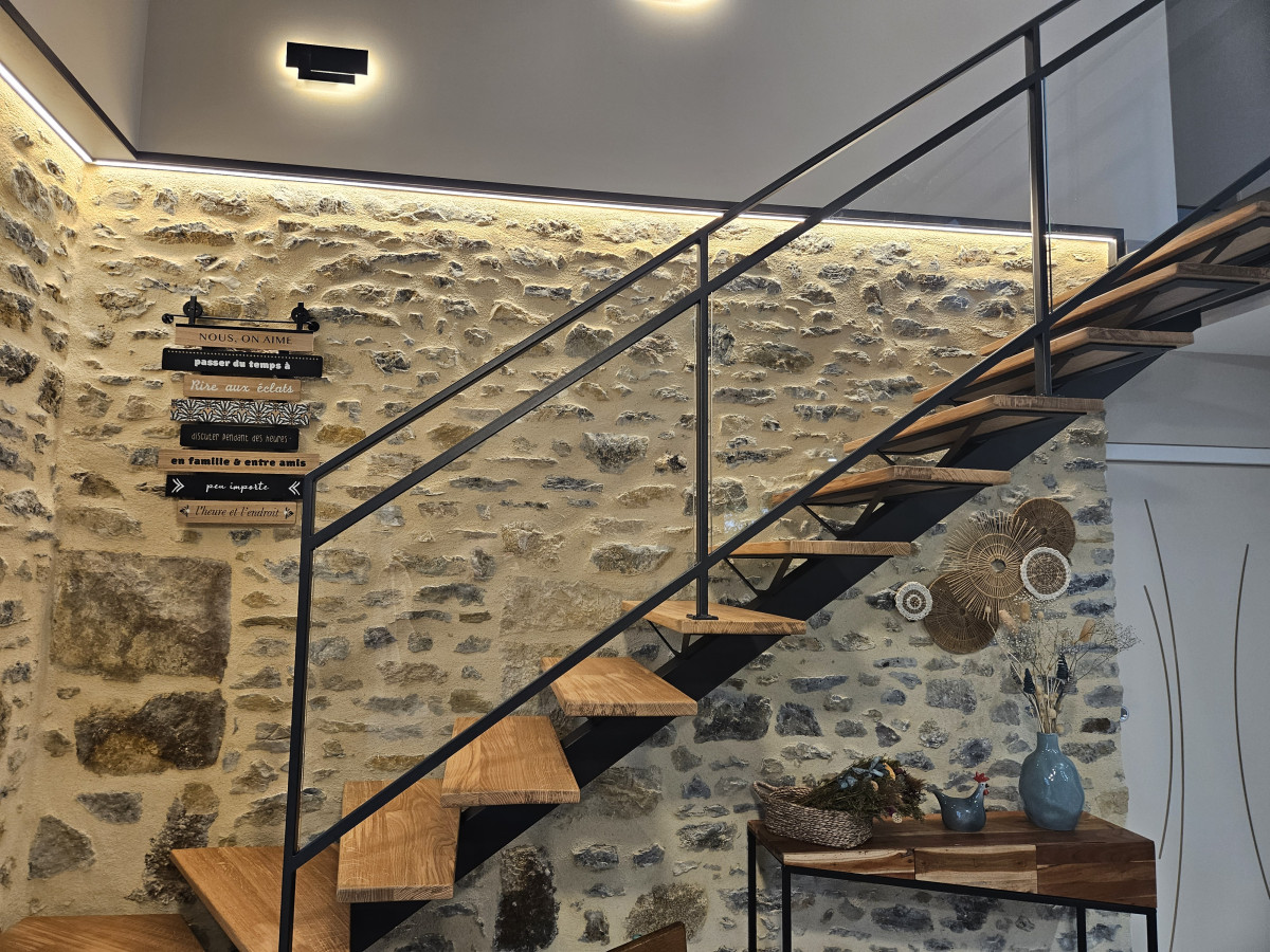 Escalier limon central 1/4 tournant désaxé Laquage ral noir 2100 sablé Marches en chênes Garde corps en acier, ossature en tube, remplissage en vitrage fixé dans cornière+ pare close Bandeau Led 53600 EVRON