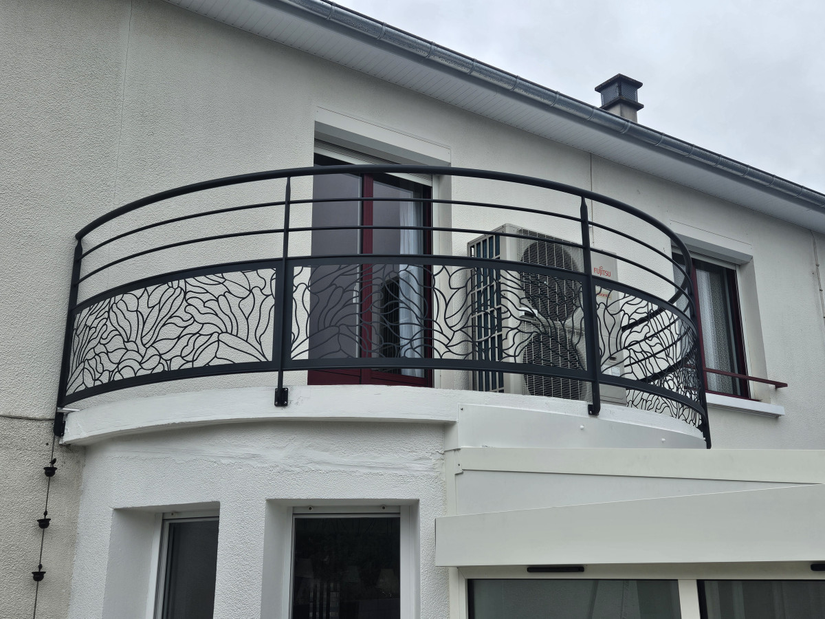 Garde corps de balcon cintré en aluminium Poteaux plat, 2 lisses, soubassement en habillage décoratif "nénuphar", main courante en tube rond, laquage ral 7016 FT. 53600 EVRON