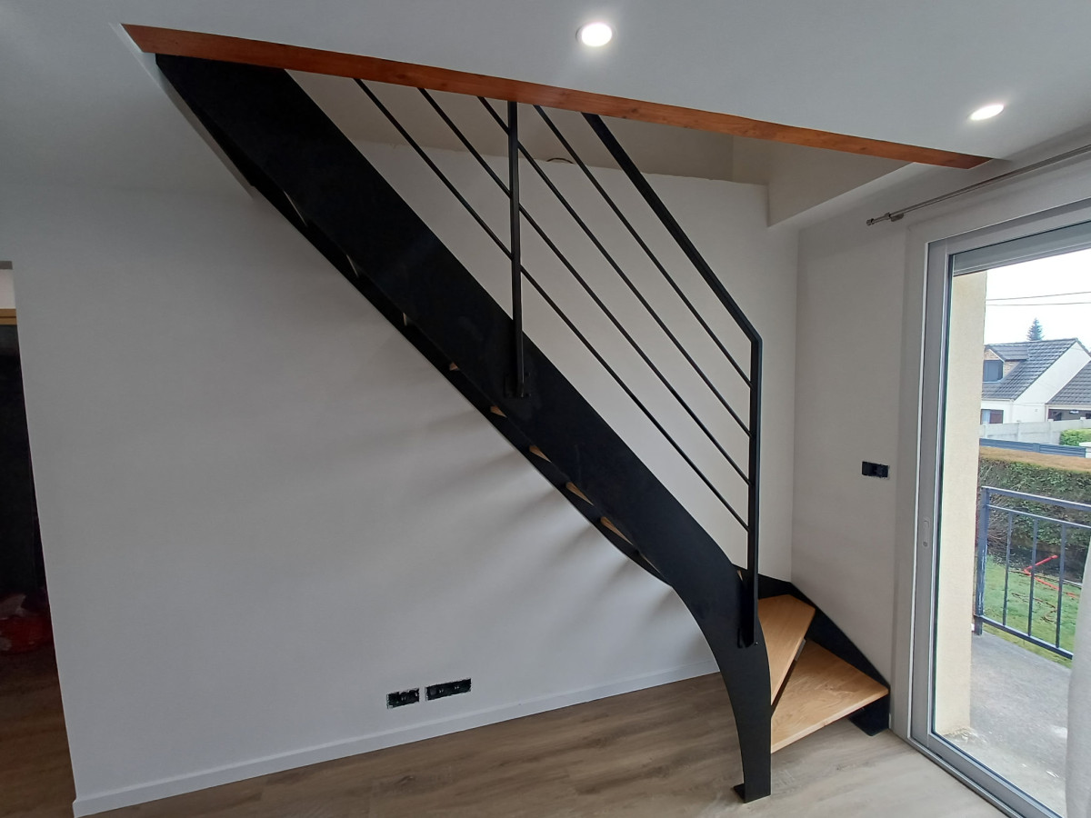 Escalier double limons 1/4 tournant en acier Garde corps en cadre 40x20mm, 4 lisses D.13 Marches en chêne vernis 2 couches Laquage ral noir 9005 FT 77340 pontault combault