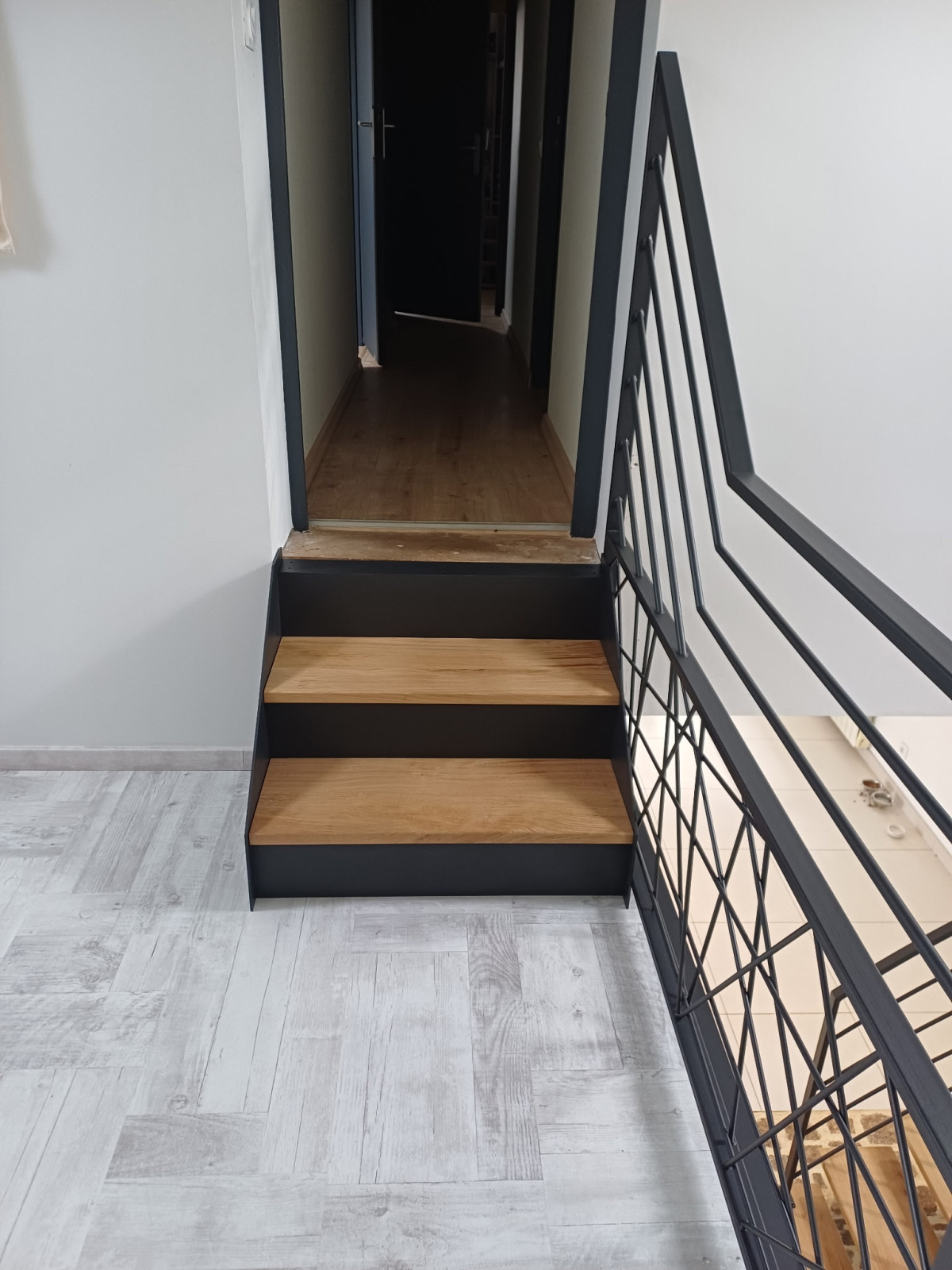 Escalier limon central 1/4 tournant Garde corps de rampant en acier, cadre en tube 40x20mm, 4 lisses D.13 Garde corps droits en acier, lisses entremêlées Laquage ral 2100 sablé 53300 LE PAS